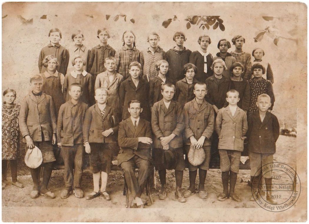 Szkoła Powszechna w Książu. Klasa VI. 1926 r.