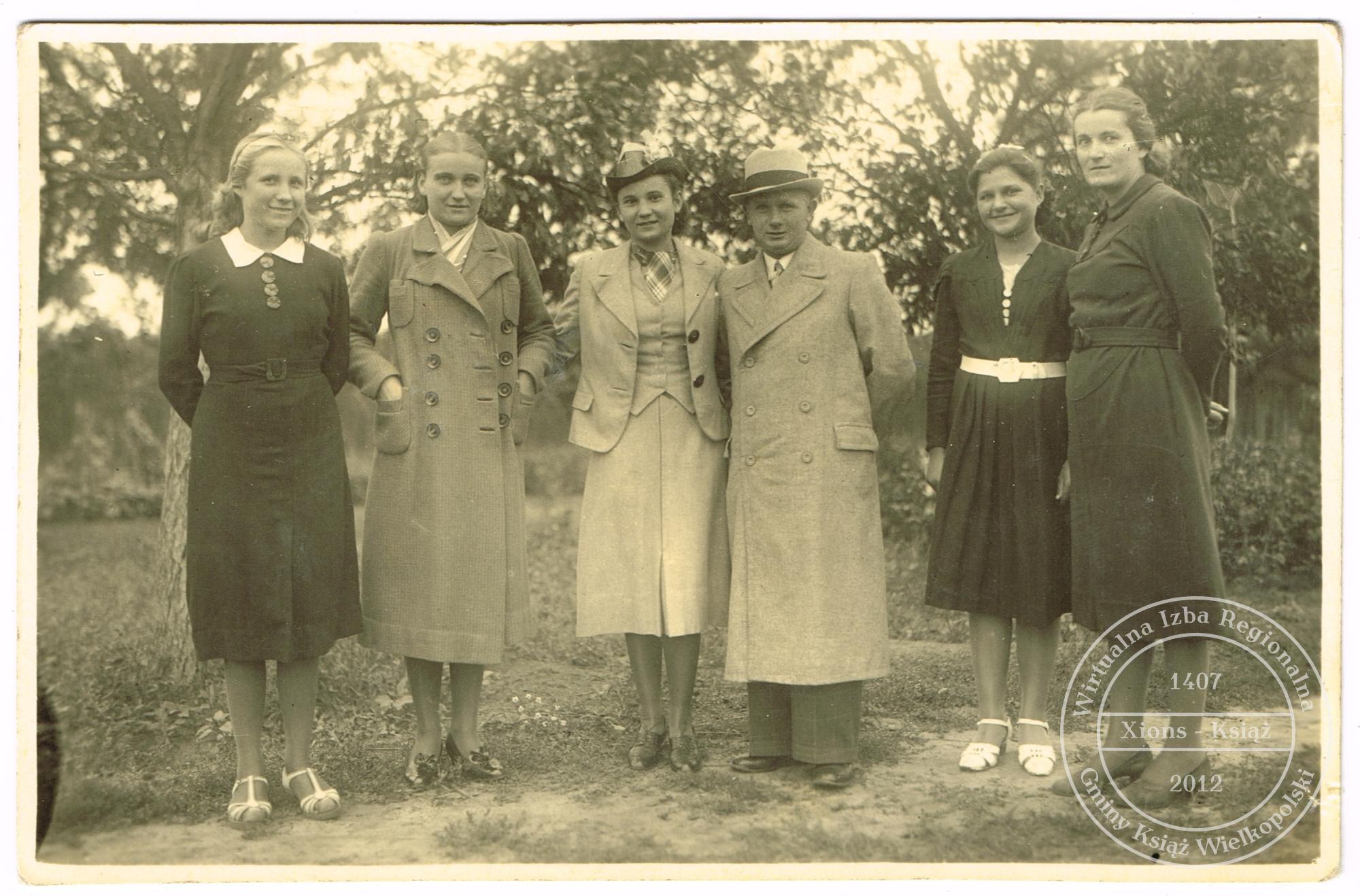 Józef Ludowicz i siostry Walczak. Książ, 1940 r.