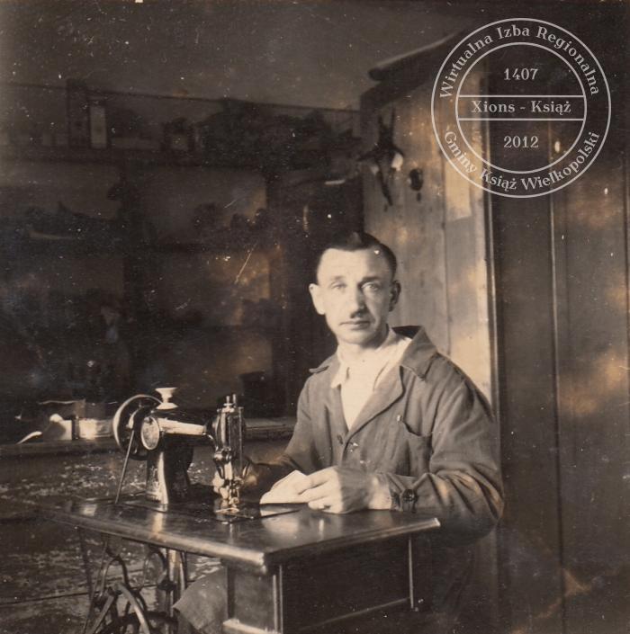 Stefan Dorszyk w zakładzie obuwniczym. Książ, 1947 r.