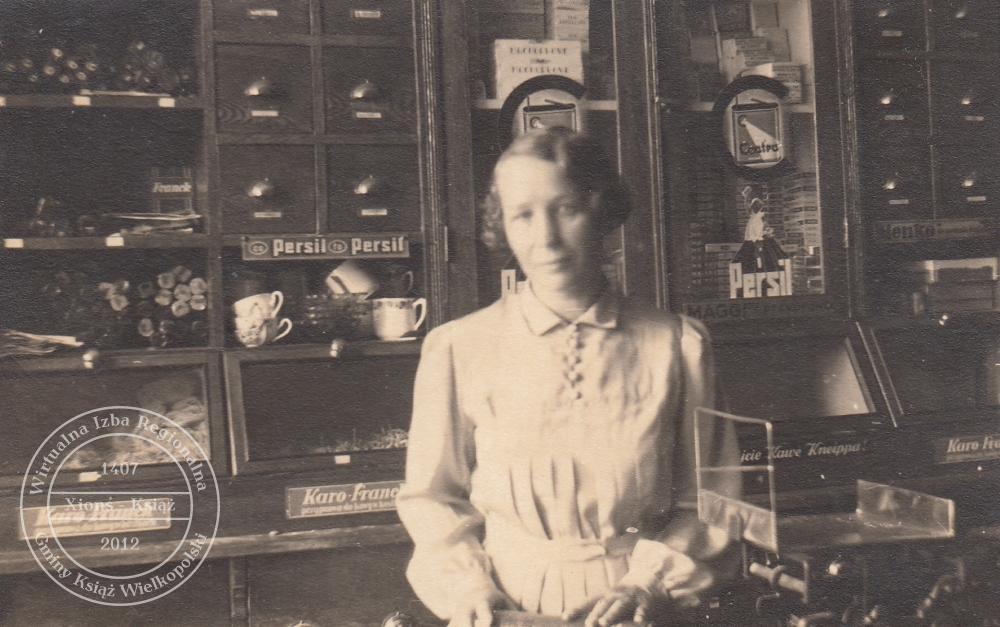 Marianna Borowicz w sklepie kolonialnym. Książ, 1938 r.