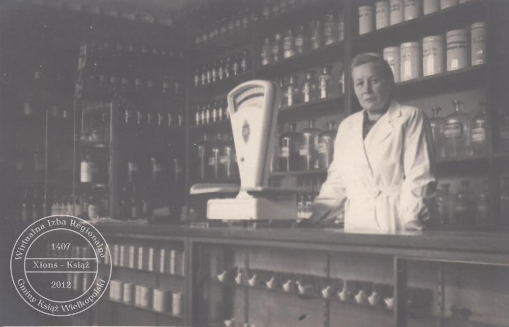 Marianna Wilczyńska w drogerii. Książ, 1952 r.