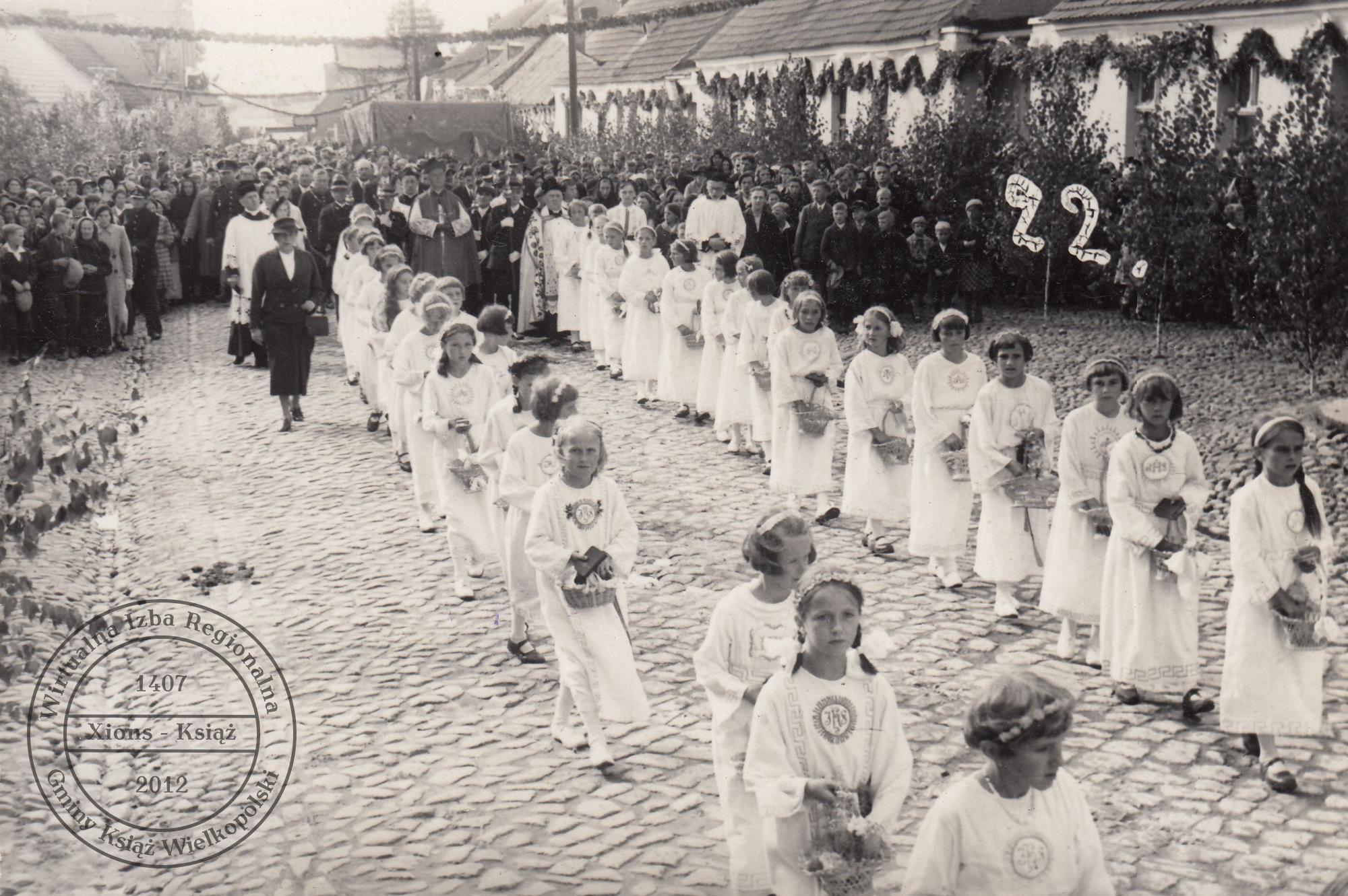 Wizyta duszpasterska ks. biskupa Walentego Dymka. Książ, 1938 r.