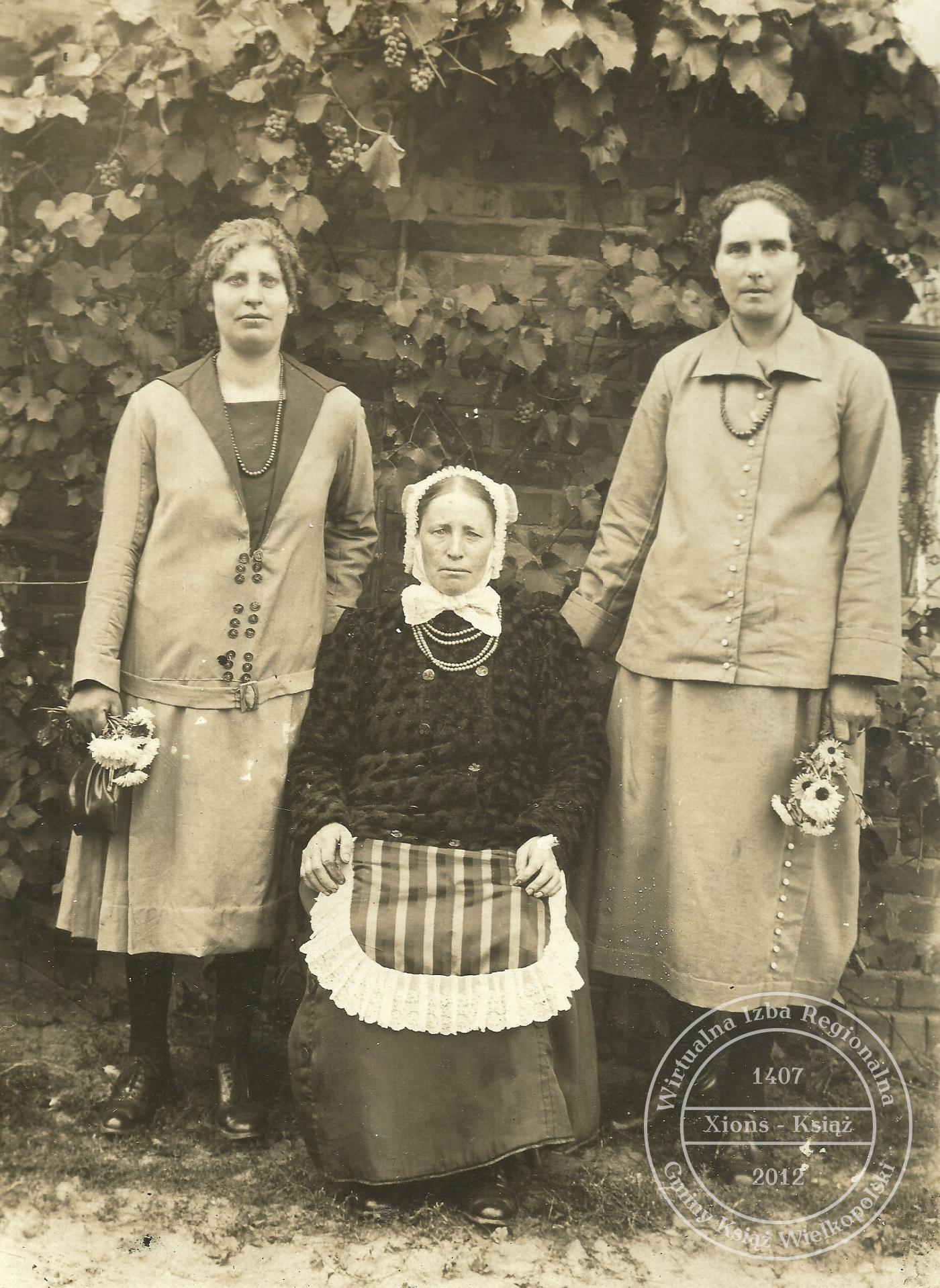 Rodzina Adamczaków. Międzybórz, około 1930 r.