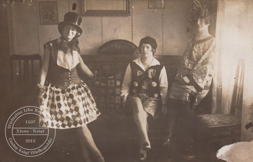 Siostry Krajewskie przed balem kostiumowym