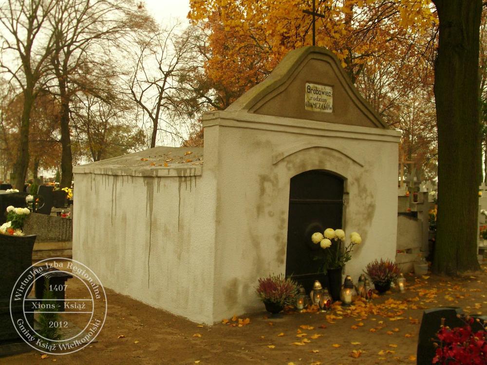Grobowiec rodziny Adamczaków na cmentarzu w Książu