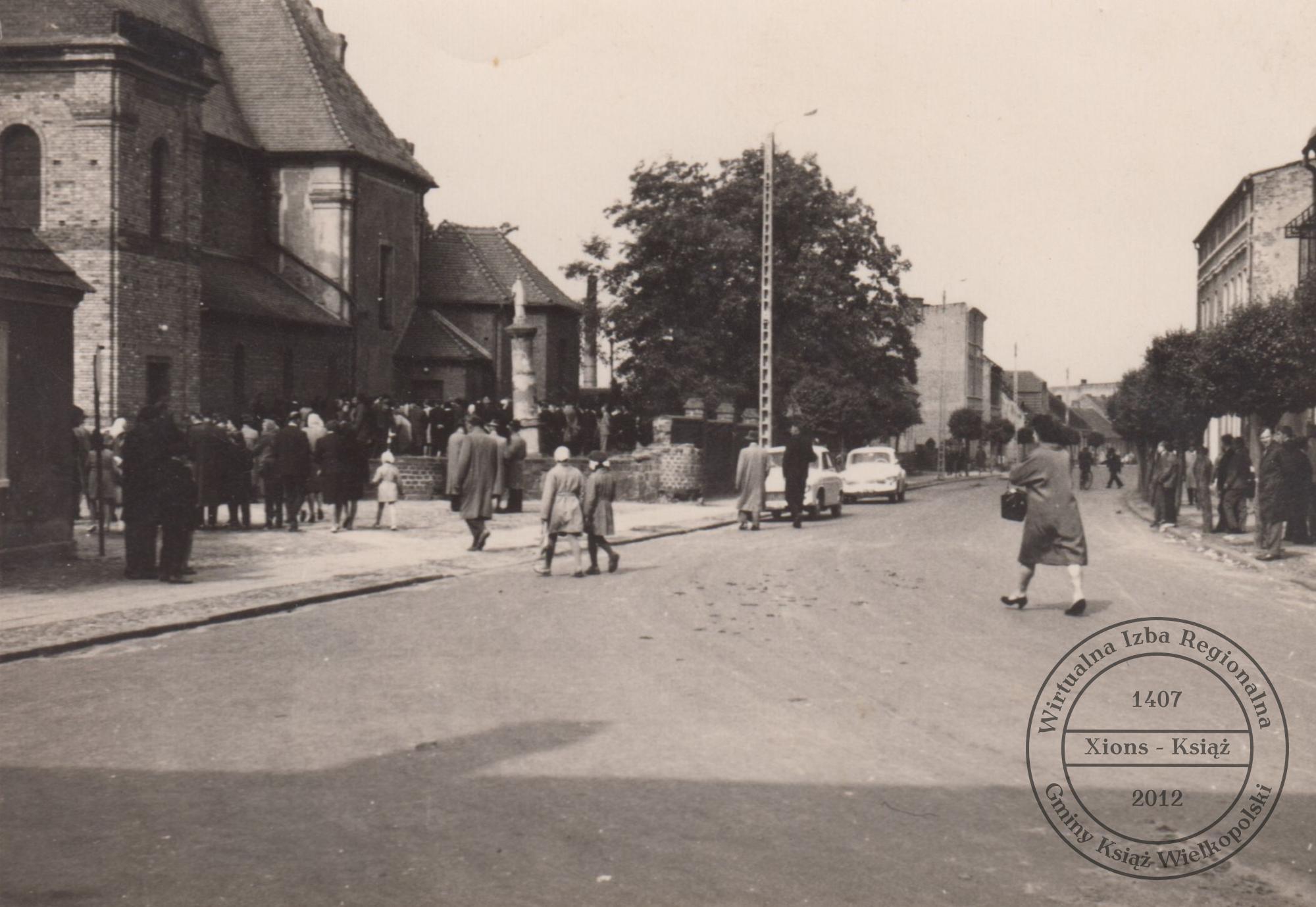 Widok na ulicę Świerczewskiego, 1975 r.