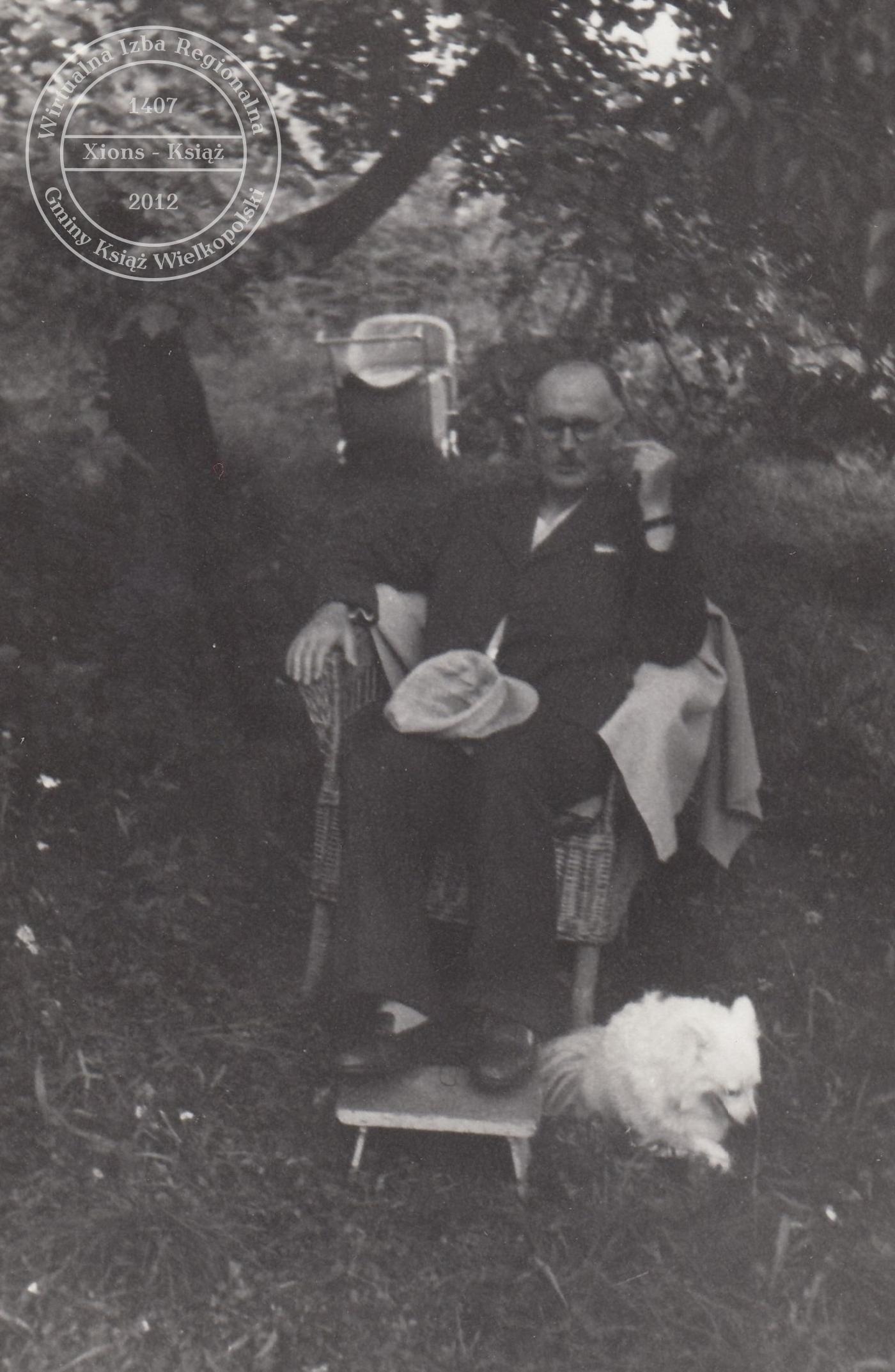 Maksymilian Krybus w ogrodzie