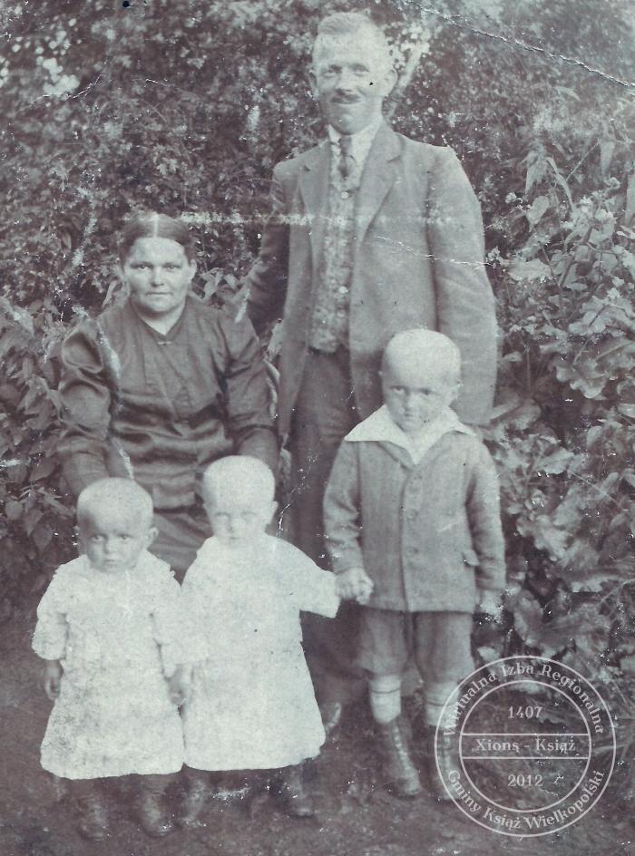 Stanisława i Michał Wojtysiakowie z dziećmi. Mchy, 1923 r.