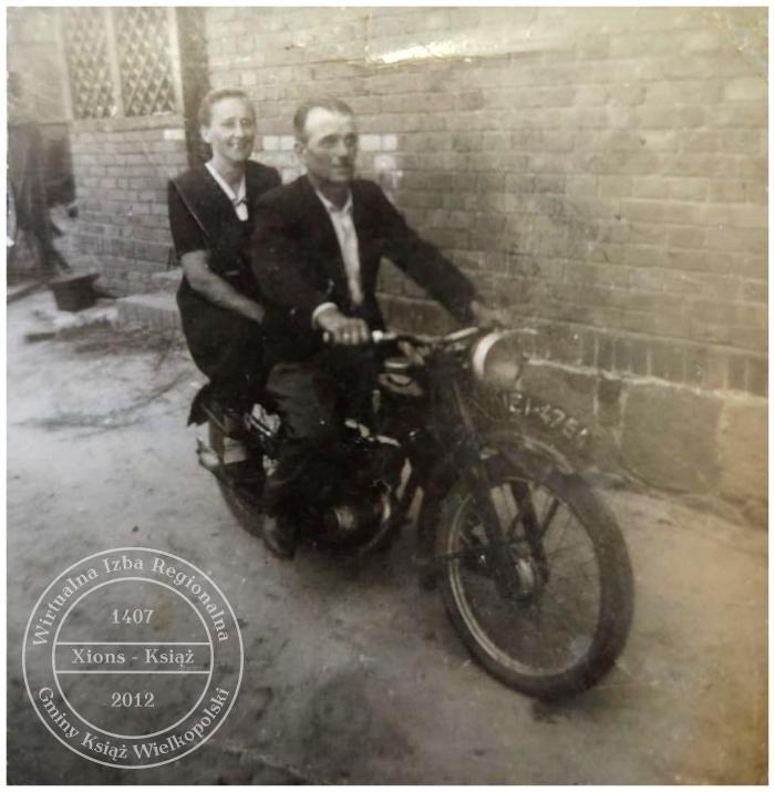 Państwo Musielakowie przed domem. Włościejewice 1948 r.