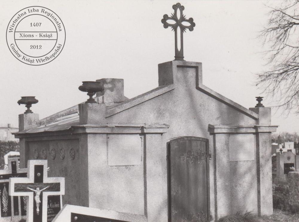 Grobowiec Żychlińskich na cmentarzu parafialnym w Mchach, 1986 r.