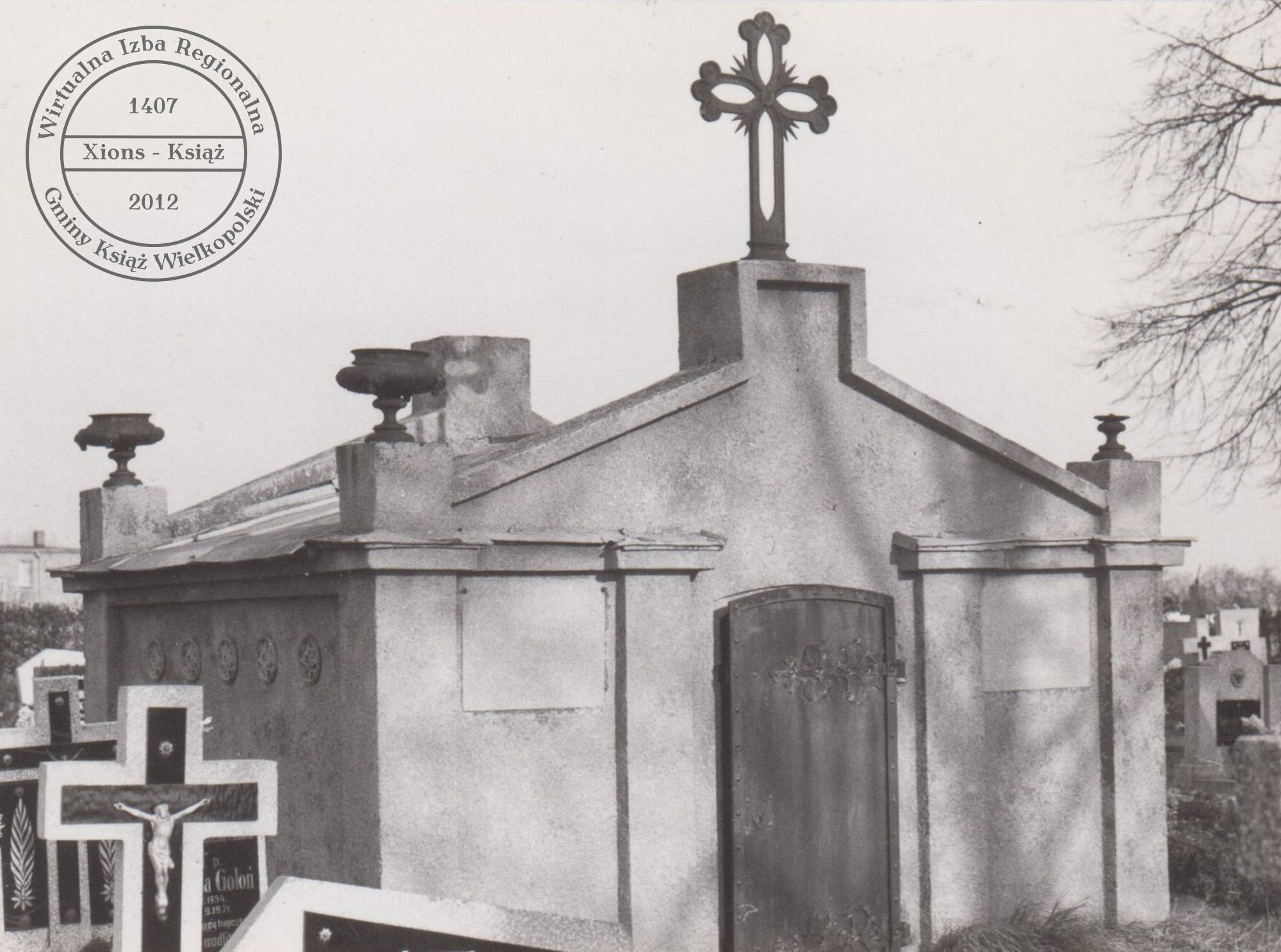 Grobowiec Żychlińskich na cmentarzu parafialnym w Mchach, 1986 r.