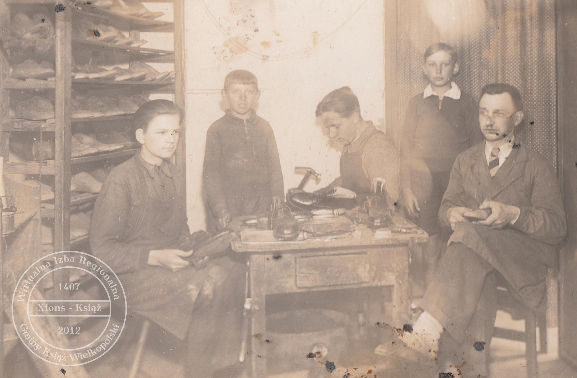 Zakład szewski Stefana Dorszyka. Książ 1940 r.