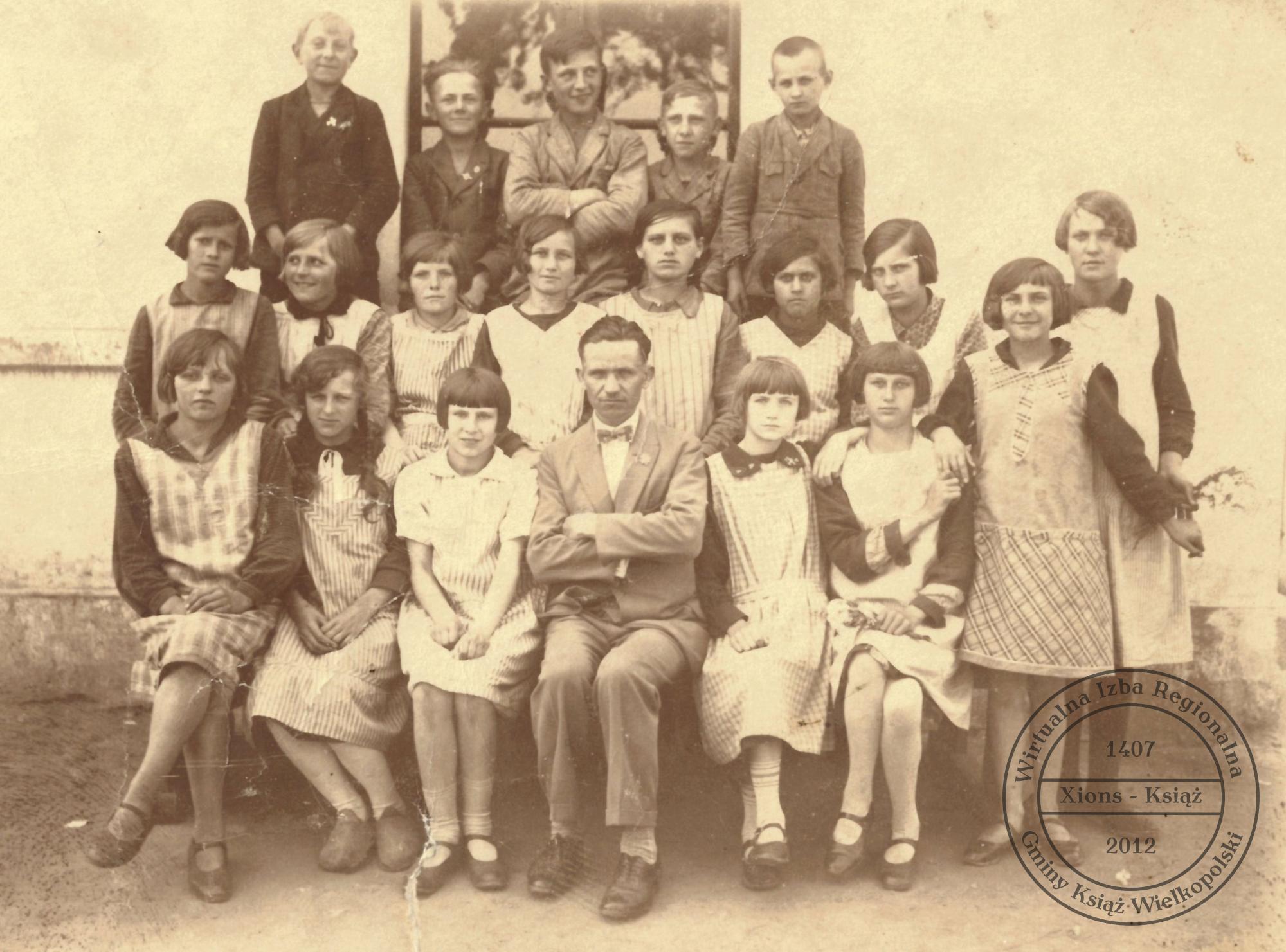 Uczniowie szkoły w Książu, 1925 r.